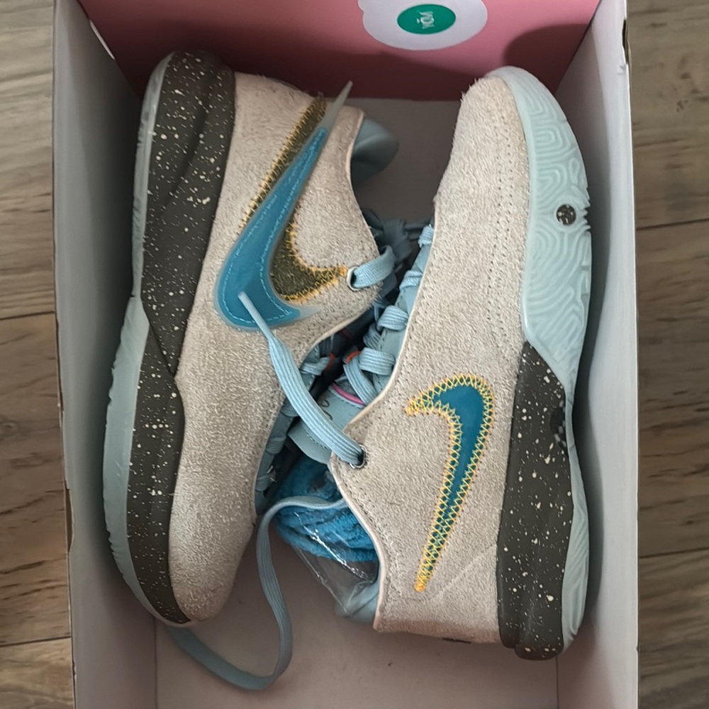 Nike Cream and Blue Sneakers with Speckled Midsole